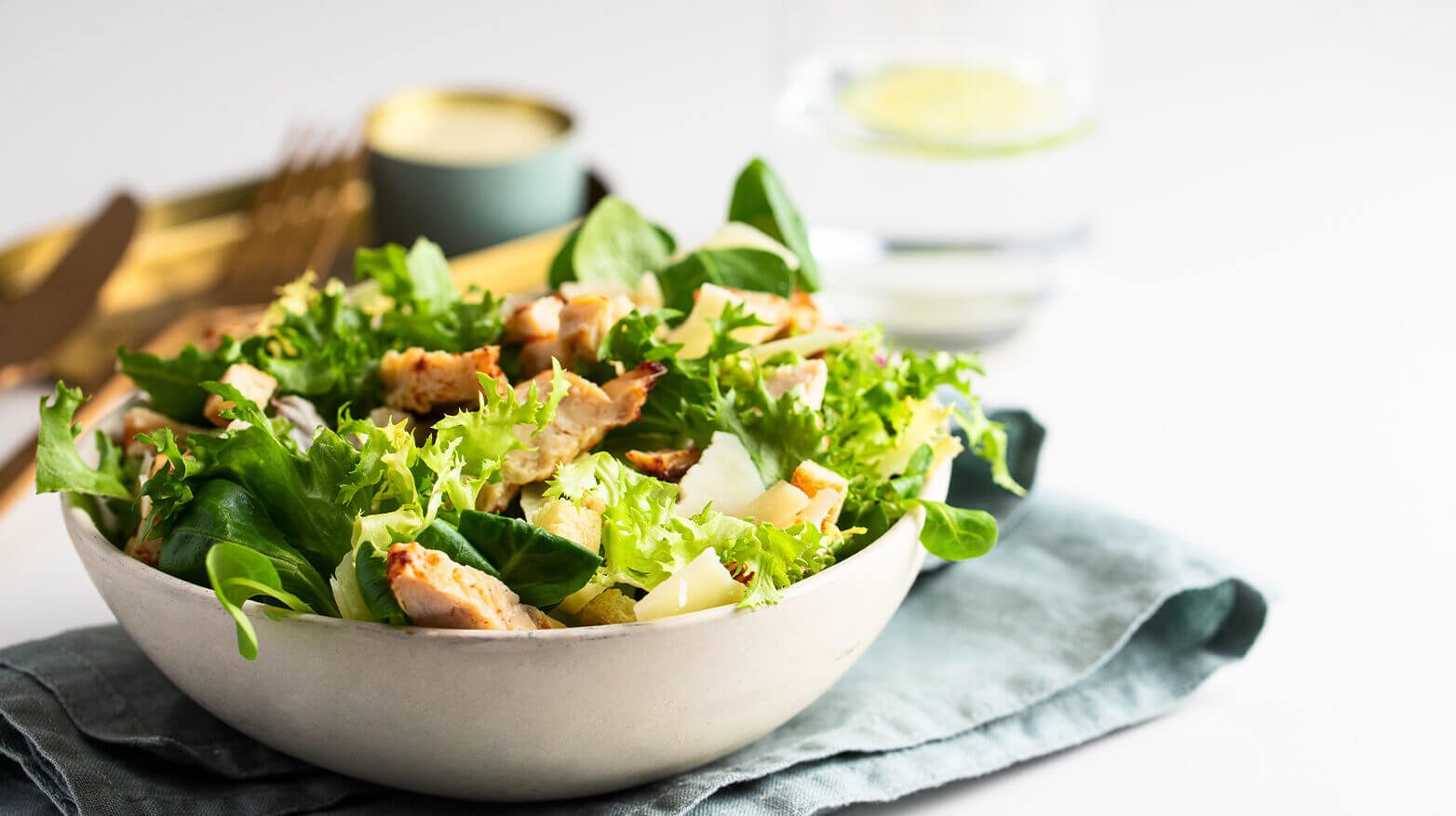 Salad with lettuce and chicken