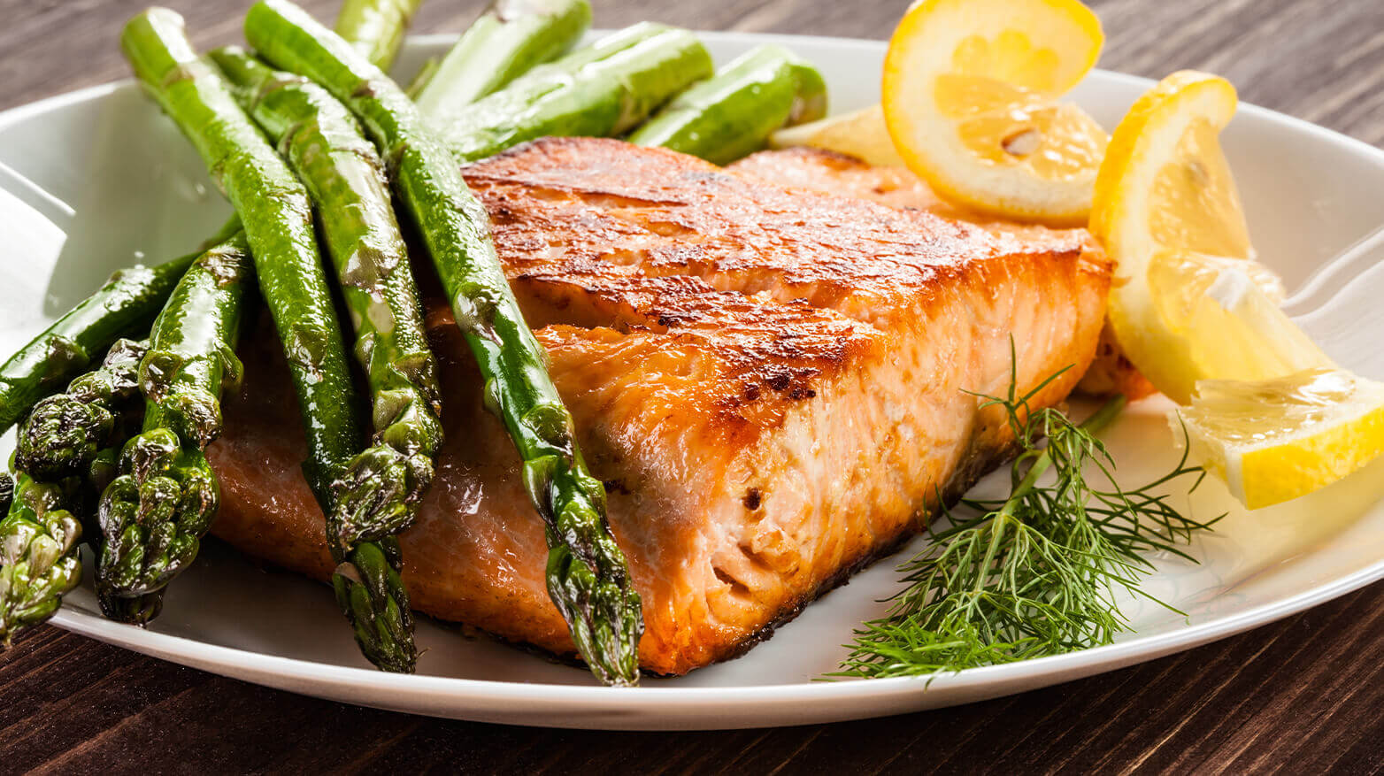 Grilled salmon with asparagus and lemon