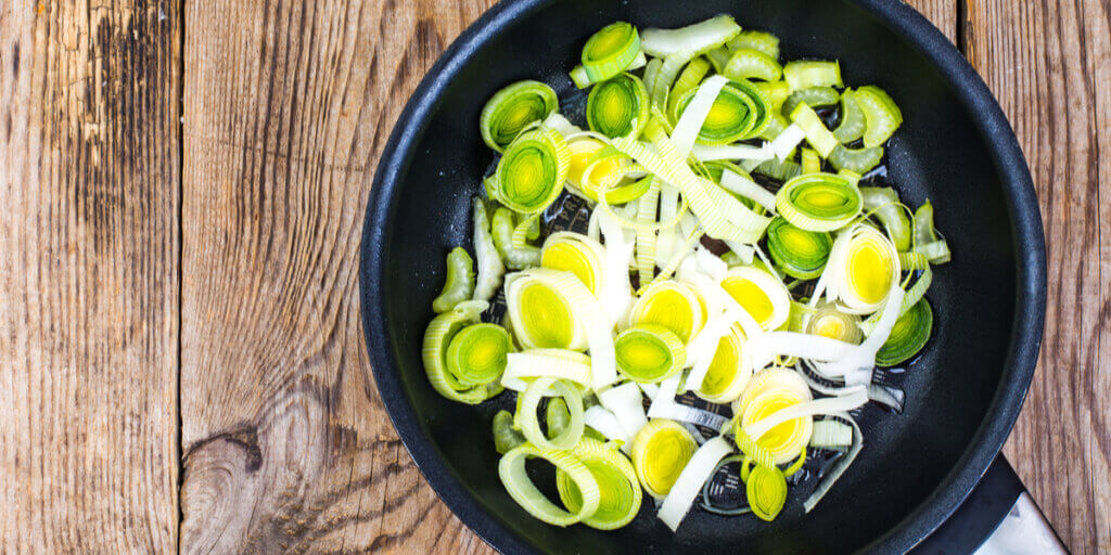 Cut leek in a bowl.