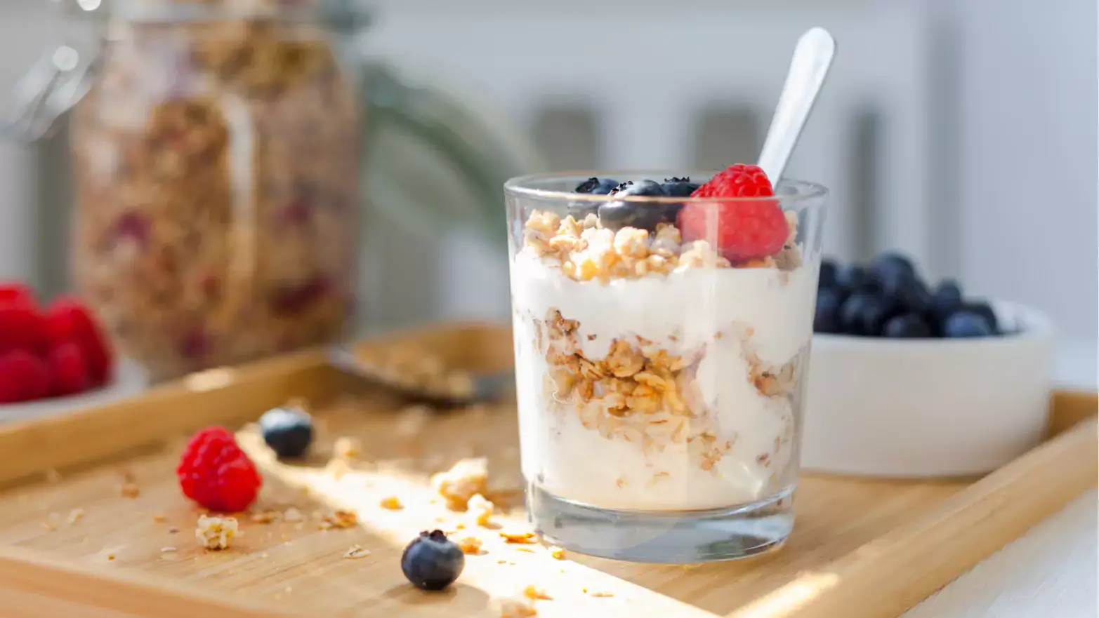 Yogurt parfait with berries and granola