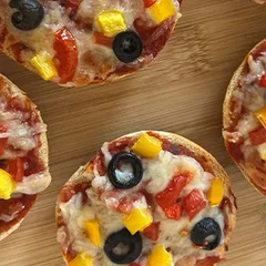 Cheese Pizza Bagels with Veggies